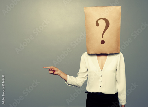 Fotomural woman with paper bag pointing