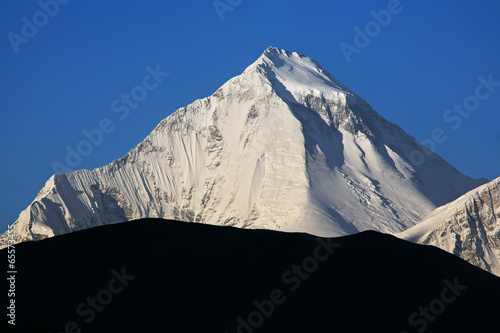 Fotoboard na płycie Dhaulagiri szczyt (8167 m) o wschodzie słońca.