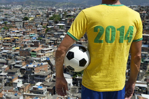 pilkarz-brazylii-2014-z-pilka-nozna-favela-slum-rio