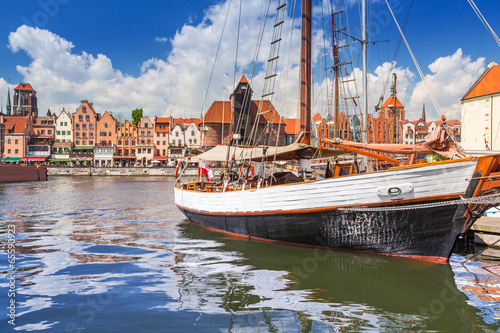 Board z aluminiowym obramowaniem Marina nad rzeką Motławą na Starym Mieście w gdańsku, w polsce