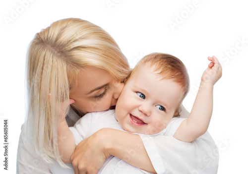 Fotoboard na płycie Szczęśliwa matka całuje uśmiechnięte dziecko