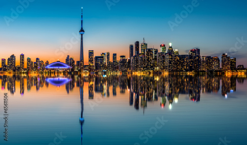 Plakat na papierze fotorealistycznym Panoramę Toronto o zmierzchu odzwierciedlenie w wewnętrznej zatoce portowej