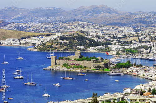 Board z aluminiowym obramowaniem Widok portu bodrum w upalny letni dzień. 
