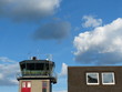 Flughafengebäude und Tower mit blauem Himmel und Wolken im Sommer bei Sonnenschein am Segelflugplatz in Oerlinghausen bei Bielefeld am Hermannsweg im Teutoburger Wald in Ostwestfalen-Lippe