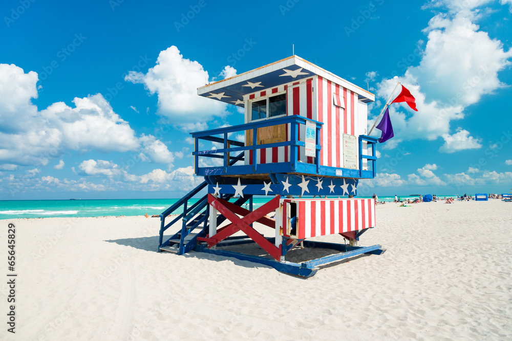 Lifeguard hut in South Beach, Miami - obrazy, fototapety, plakaty 
