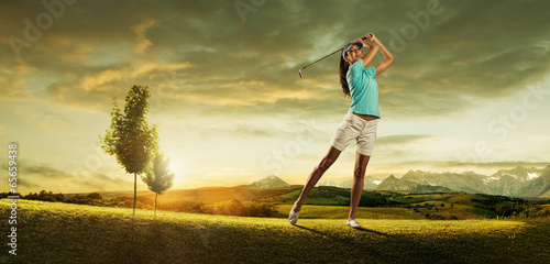 Obraz na płótnie canvas Kobieta golfista uderzając piłkę w scenerii piękne