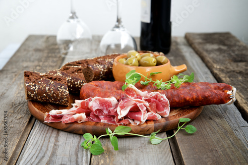 Tapeta ścienna Hiszpańskie tapas - jamon, chorizo ​​i oliwki