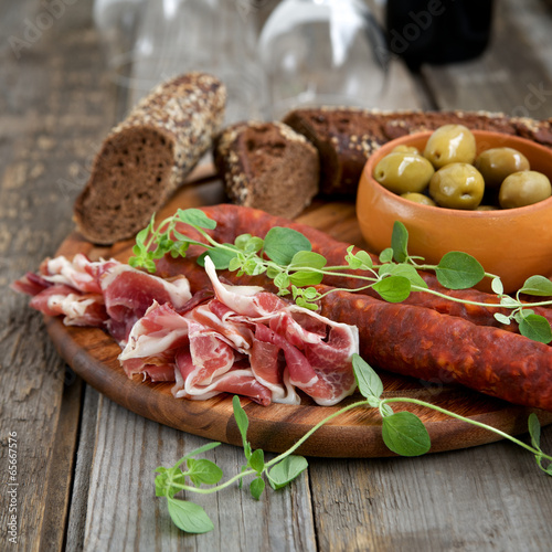 Tapeta ścienna Hiszpańskie tapas - jamon, chorizo ​​i oliwki