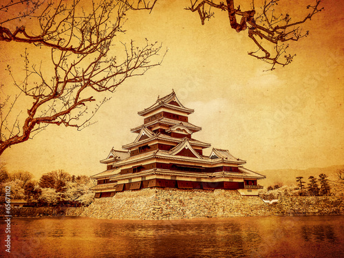 Board z aluminiowym obramowaniem Zamek Matsumoto w starym tle papieru, Japonia