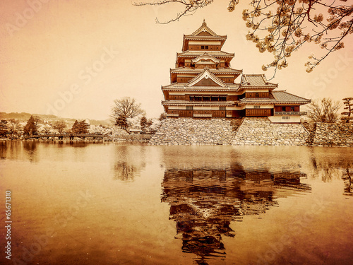 Board z aluminiowym obramowaniem Zamek Matsumoto w starym tle papieru, Japonia