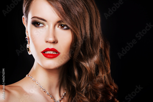 Tapeta ścienna Bliska portret pięknej kobiety brunetka z luksusem