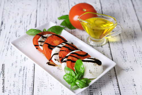 Board z aluminiowym obramowaniem Sałatka caprese z serem mozarella, pomidorami i bazylią