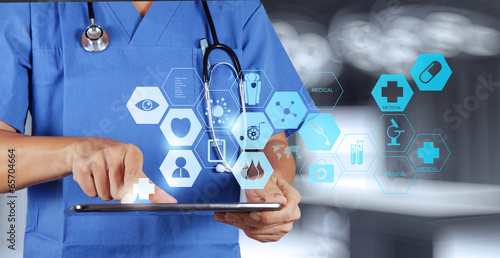 Fotografía Medicina mano del doctor que trabaja con interfaz moderna computadora como m