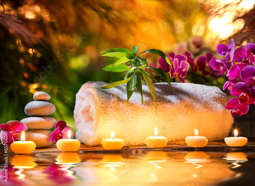 Foto-Kassettenrollo - spa massage in garden - candles and water (von Romolo Tavani)