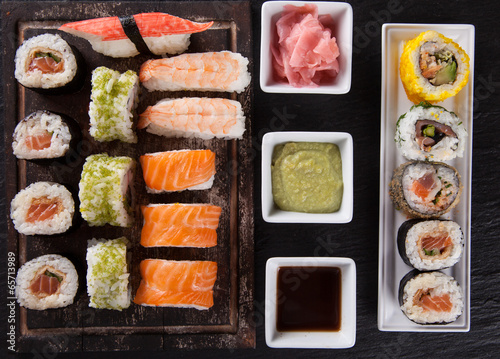 Naklejka samoprzylepna Zestaw sushi japoński owoce morza