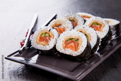 Fotoboard na płycie Pyszne kawałki sushi podawane na czarnym kamieniu