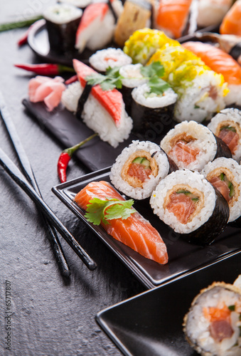 pyszne-kawalki-sushi-podawane-na-czarnym-kamieniu