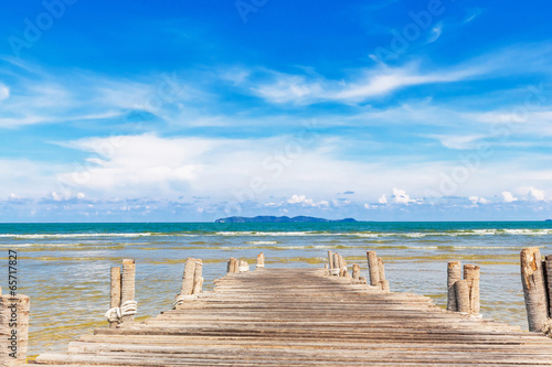 Board z aluminiowym obramowaniem Drewniane molo na plaży
