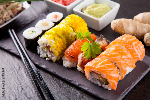 Fotoboard na płycie Pyszne kawałki sushi podawane na czarnym kamieniu