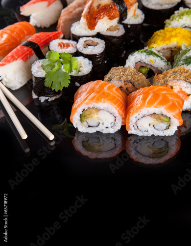 Fotoboard na płycie Pyszne kawałki sushi na czarnym tle