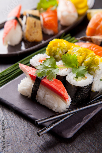 Fotoboard na płycie Pyszne kawałki sushi podawane na czarnym kamieniu