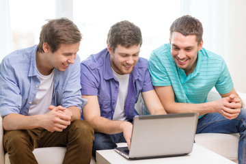 Poster - smiling friends with laptop computer at home