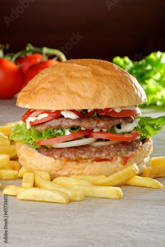 Naklejka samoprzylepna Klasyczny podwójny cheeseburger z pomidorami i cebulą