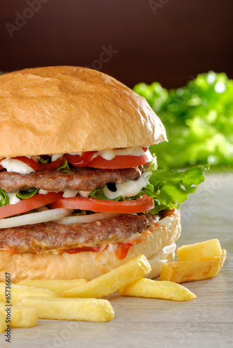 Naklejka samoprzylepna Klasyczny podwójny cheeseburger z pomidorami i cebulą