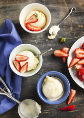 Wall Mural - Vanilla ice cream with strawberry