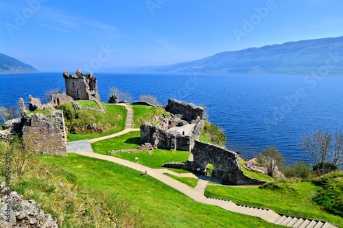 Fotomural Ruins of Urquhart Castle along Loch Ness, Scotland