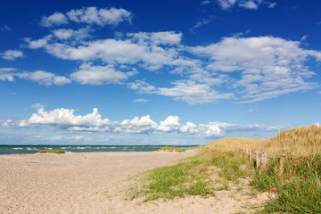 Wall Mural - Himmel mit Wolken über Strand mit Dünen an der Ostsee