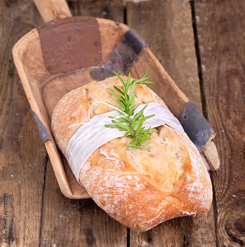 Board z aluminiowym obramowaniem Chleb ciabatta na rustykalnym drewnianym suwaku