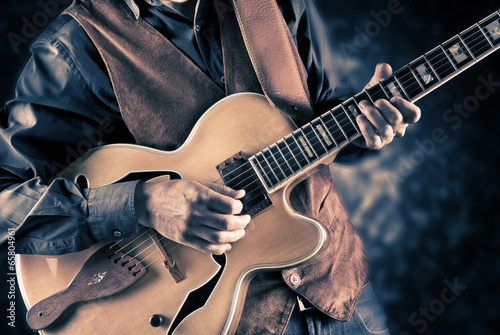 Plakat na papierze fotorealistycznym Gitarzysta rocznika obrazu