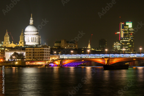 Board z aluminiowym obramowaniem Panoramę Londynu w nocy