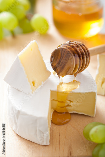 Obraz na płótnie canvas czteroczęściowy "tetraptyk" Ser camembert z winogron, miód i orzechy na drewniane deseń