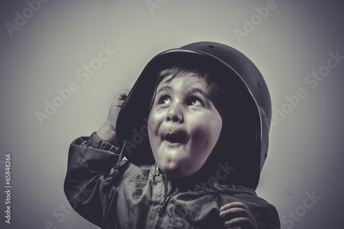 Fotografia soldier fun and funny child dressed in military cap, playing war