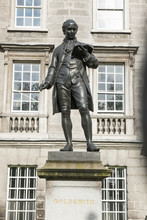 Statue Von Oliver Goldsmith Beim Trinity College, Dublin, Irland