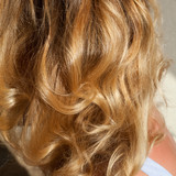Fototapeta  - kobieta młoda blondynka piękny lustro loki włosy fryzjer 