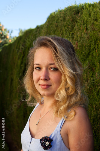 Photographie Femme jeune blonde belle miroir boucles cheveux coiffeur