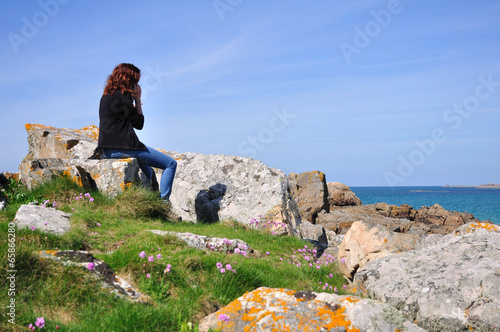 Femme Au Telephone Assise Sur Un Rocher Face A La Mer Stock Photo Adobe Stock Femme Au Telephone Assise Sur Un Rocher Face A La Mer Stock Photo Adobe Stock