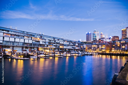 Board z aluminiowym obramowaniem Wieczór nowoczesny budynek miejski w sydney, australia