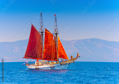 Board z aluminiowym obramowaniem Stary klasyczny drewniany żaglowiec na wyspie Spetses w Grecji