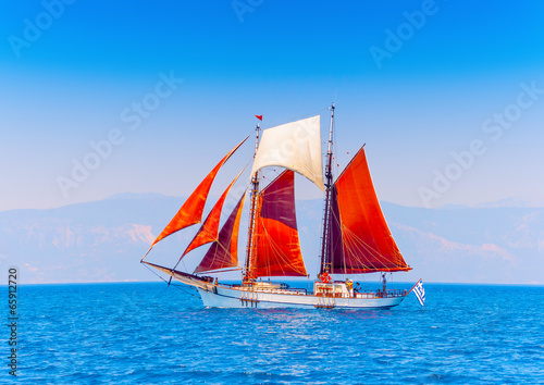 Board z aluminiowym obramowaniem Stary klasyczny drewniany żaglowiec na wyspie Spetses w Grecji