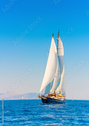 Board z aluminiowym obramowaniem Duża 3 masztowa klasyczna żaglowiec na wyspie Spetses w Grecji