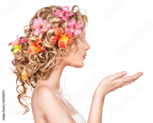 Cuadros en Lienzo Beauty girl with flowers hairstyle and open hands