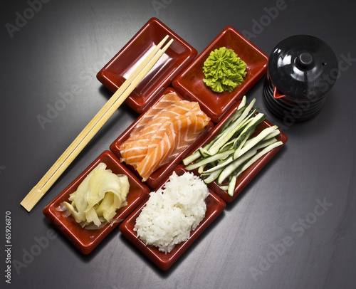 Fotoboard na płycie Składniki do sushi: ryż w plasterkach z łososia z ogórkiem
