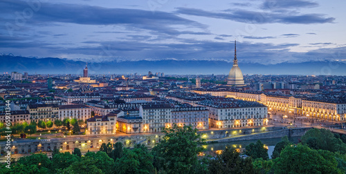 Board z aluminiowym obramowaniem Turin (torino), panorama wysokiej rozdzielczości o zmierzchu