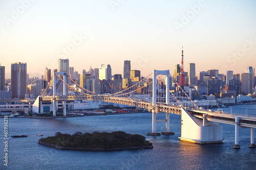 Board z aluminiowym obramowaniem Widok z tokyo bay i tęczowy most w czasie zachodu słońca