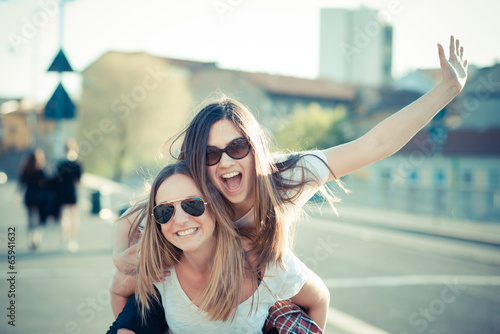 Fotografia two beautiful young women having fun