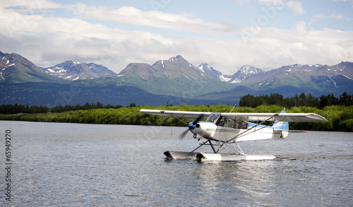 Naklejka samoprzylepna Pojedynczy samolot samopompowiec ponton samolot woda lądowania alaska